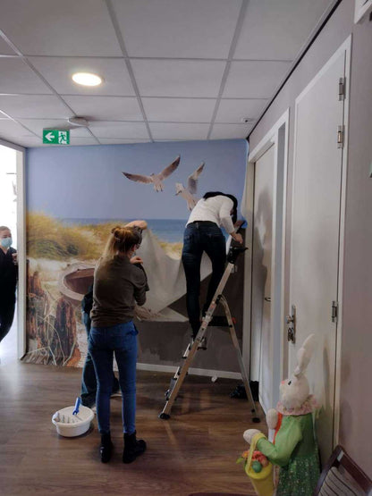 Fotobehang - Oude vissersboot, meeuwen, strand en zee