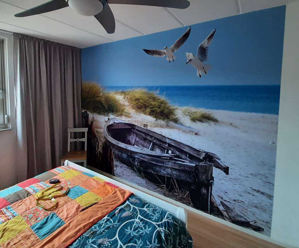 Fotobehang - Oude vissersboot, meeuwen, strand en zee