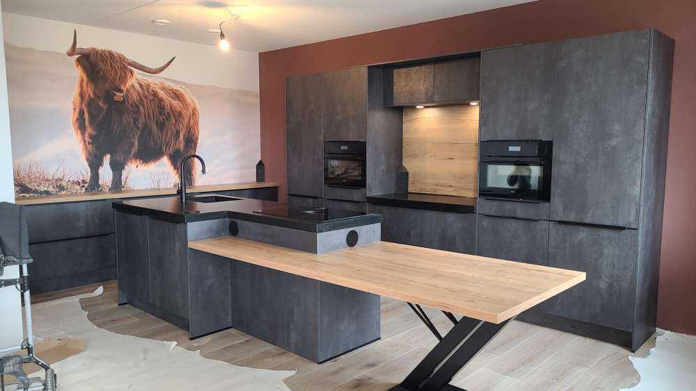 Fotobehang - Schotse hooglander op een heuvel