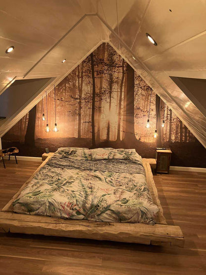 Fotobehang - Zonnestralen in een mistig bos