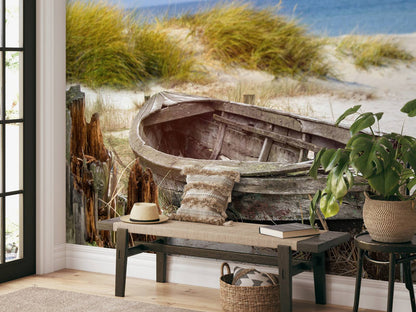 Fotobehang - Oude vissersboot, meeuwen, strand en zee