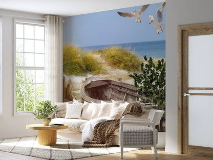 Fotobehang - Oude vissersboot, meeuwen, strand en zee