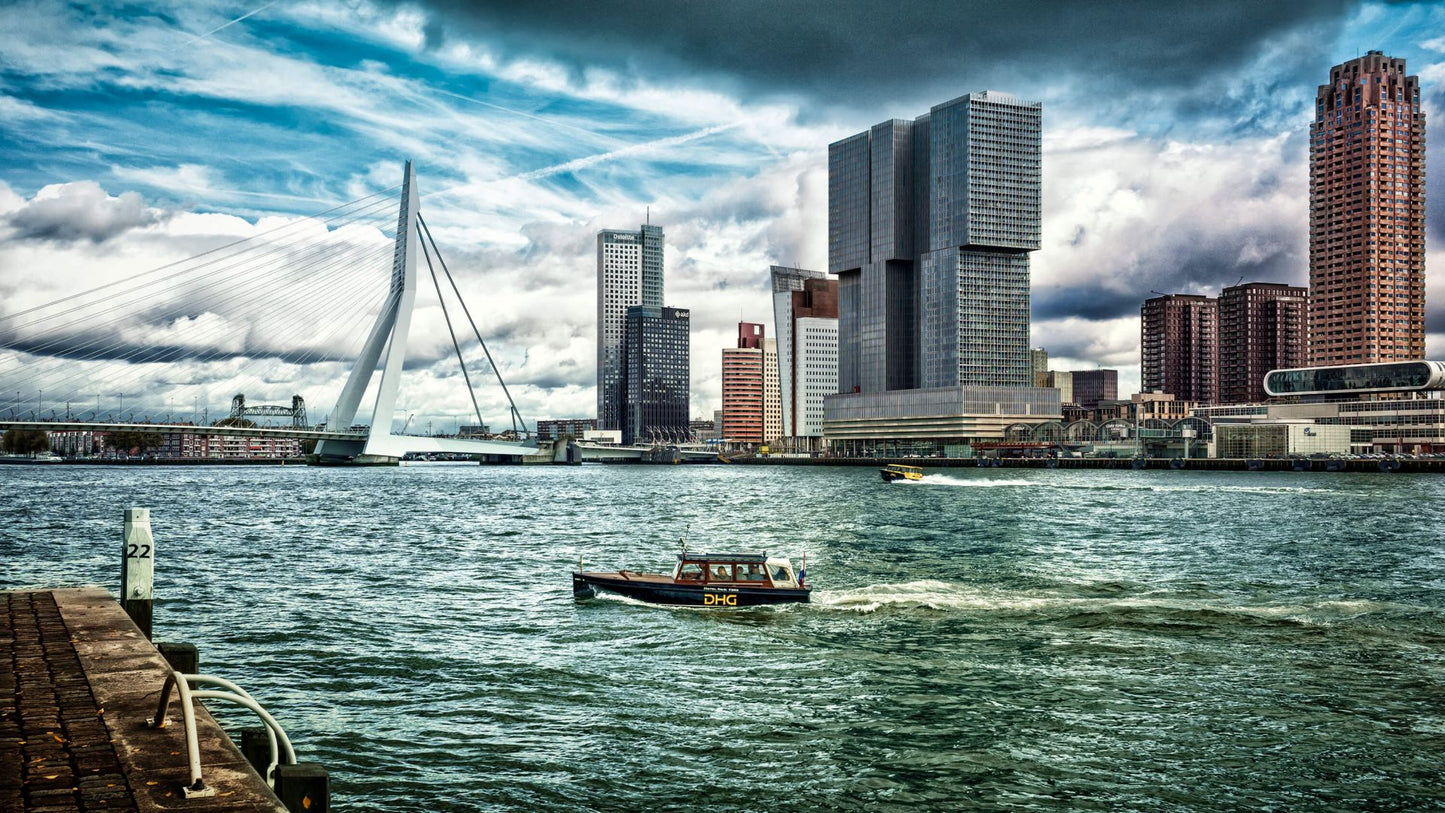 Fotobehang - Skyline Rotterdam met zicht op de Kop van Zuid in kleur